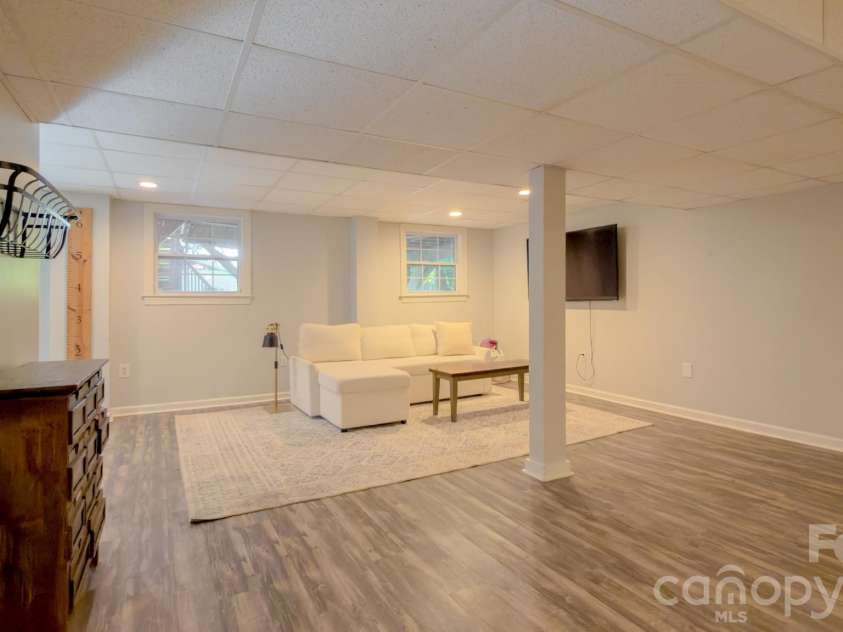 431 9th Street, Hickory, NC 28601.  MLS# CAR4429225, YatesRealty ID 15803. 