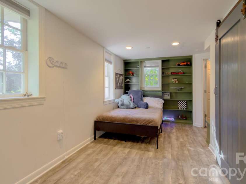 431 9th Street, Hickory, NC 28601.  MLS# CAR4429225, YatesRealty ID 15803. 
