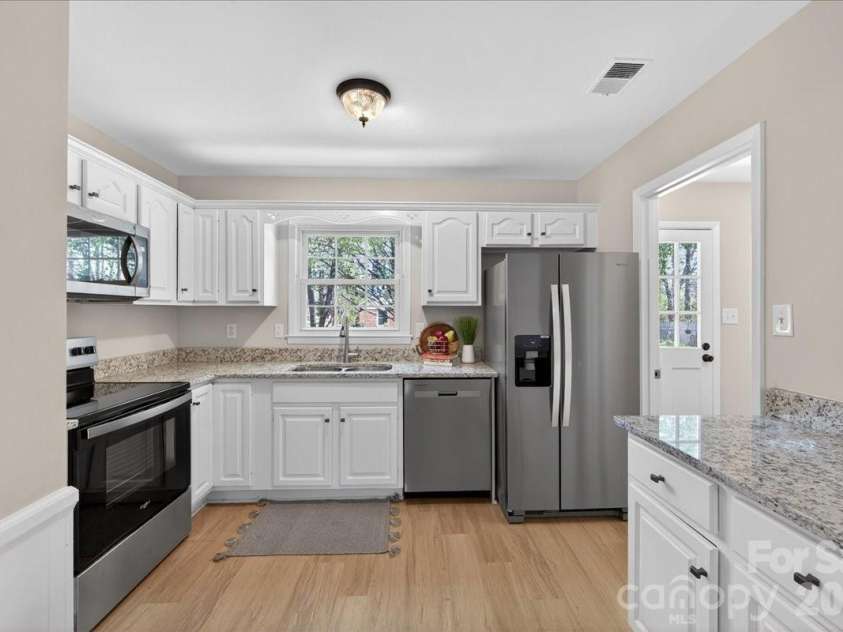 6576 Stoney Ridge Road, Matthews, NC 28104.  MLS# CAR4360783, YatesRealty ID 15808. 