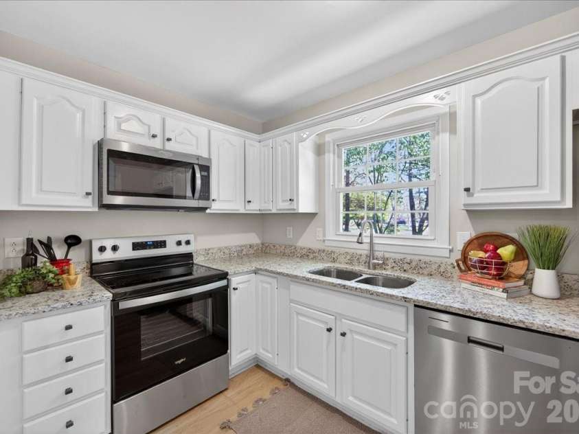 6576 Stoney Ridge Road, Matthews, NC 28104.  MLS# CAR4360783, YatesRealty ID 15808. 
