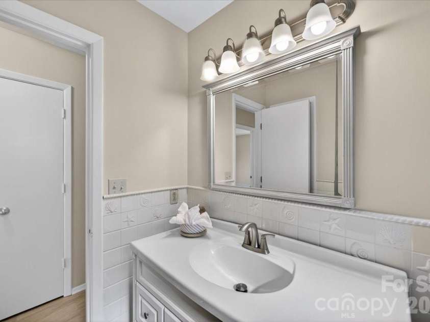 6576 Stoney Ridge Road, Matthews, NC 28104.  MLS# CAR4360783, YatesRealty ID 15808. 