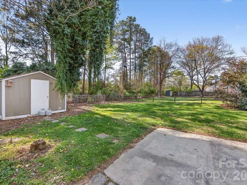 6576 Stoney Ridge Road, Matthews, NC 28104.  MLS# CAR4360783, YatesRealty ID 15808. 