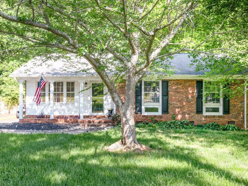 1115 Grovewood Drive, Charlotte, NC 28208.  MLS# CAR4256544, YatesRealty ID 15809. 