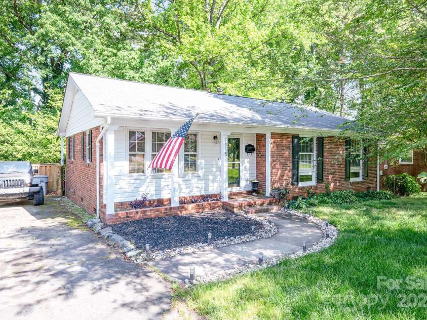 1115 Grovewood Drive, Charlotte, NC 28208.  MLS# CAR4256544, YatesRealty ID 15809. 