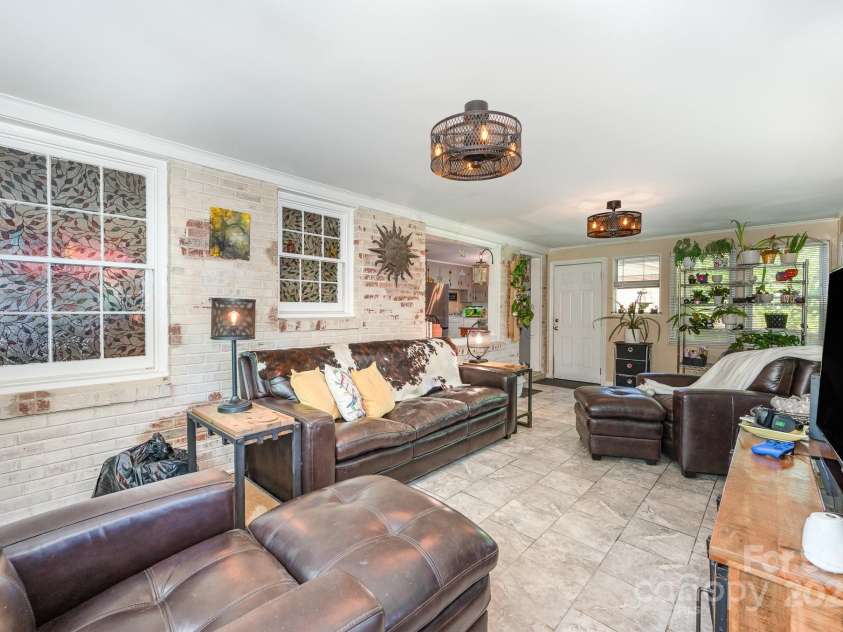 1115 Grovewood Drive, Charlotte, NC 28208.  MLS# CAR4256544, YatesRealty ID 15809. 