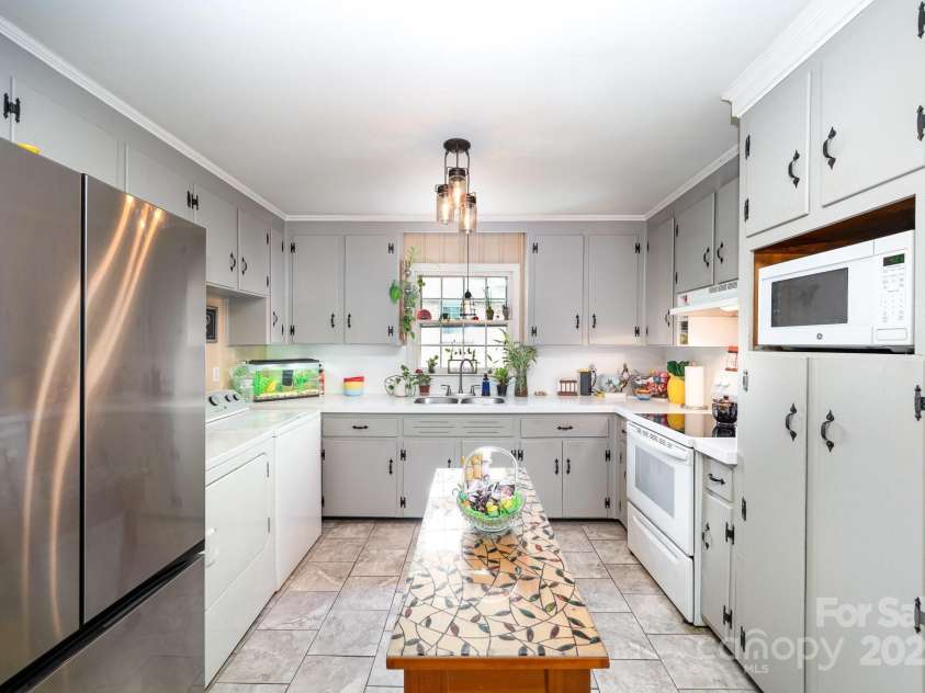 1115 Grovewood Drive, Charlotte, NC 28208.  MLS# CAR4256544, YatesRealty ID 15809. 