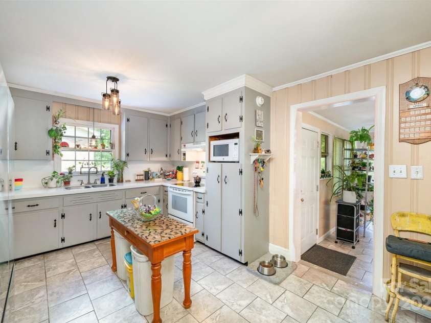 1115 Grovewood Drive, Charlotte, NC 28208.  MLS# CAR4256544, YatesRealty ID 15809. 