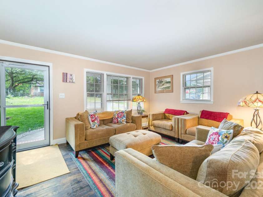 1115 Grovewood Drive, Charlotte, NC 28208.  MLS# CAR4256544, YatesRealty ID 15809. 