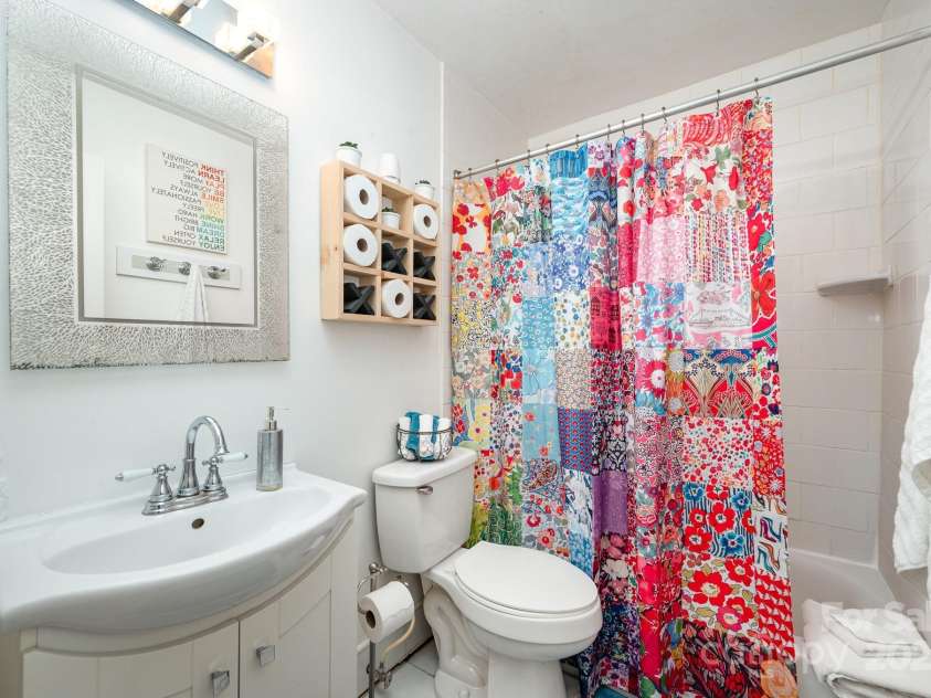 1115 Grovewood Drive, Charlotte, NC 28208.  MLS# CAR4256544, YatesRealty ID 15809. 