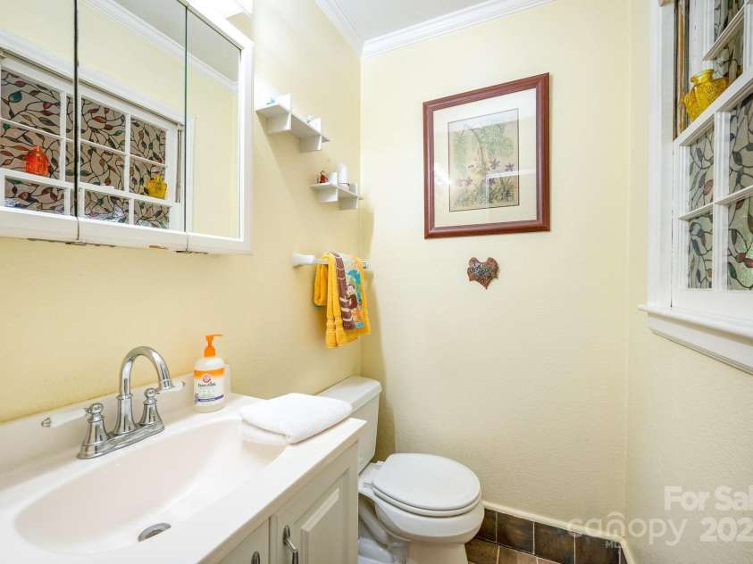 1115 Grovewood Drive, Charlotte, NC 28208.  MLS# CAR4256544, YatesRealty ID 15809. 