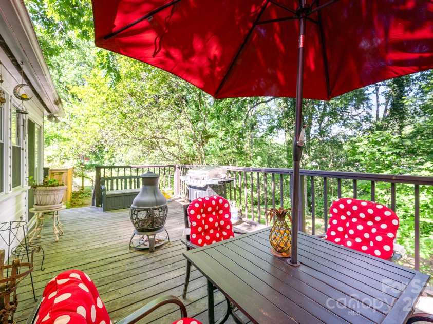 1115 Grovewood Drive, Charlotte, NC 28208.  MLS# CAR4256544, YatesRealty ID 15809. 