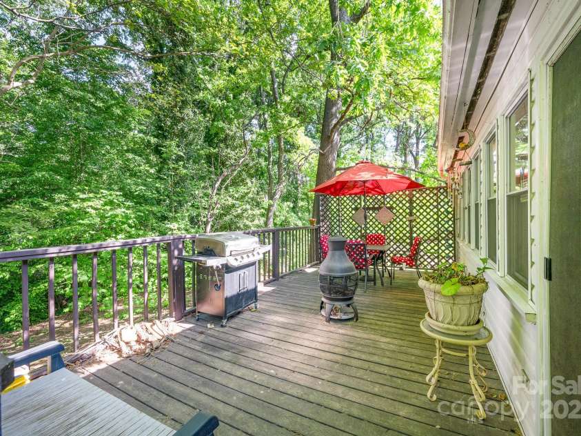 1115 Grovewood Drive, Charlotte, NC 28208.  MLS# CAR4256544, YatesRealty ID 15809. 