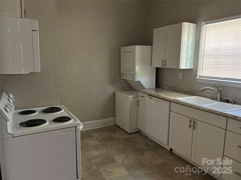 2433 Booker Avenue, Charlotte, NC 28216.  MLS# CAR4253086, YatesRealty ID 15810. 