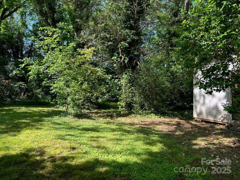 2433 Booker Avenue, Charlotte, NC 28216.  MLS# CAR4253086, YatesRealty ID 15810. 