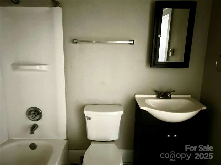 2433 Booker Avenue, Charlotte, NC 28216.  MLS# CAR4253086, YatesRealty ID 15810. Full Bathroom