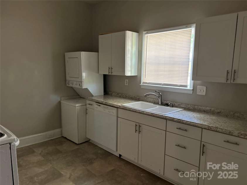 2433 Booker Avenue, Charlotte, NC 28216.  MLS# CAR4253086, YatesRealty ID 15810. Kitchen