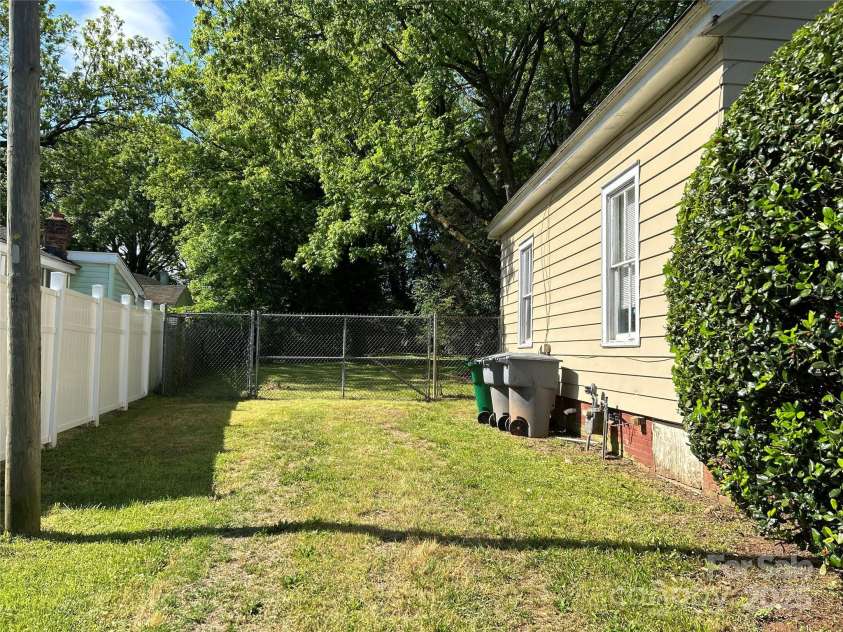 2433 Booker Avenue, Charlotte, NC 28216.  MLS# CAR4253086, YatesRealty ID 15810. Side yard and parking