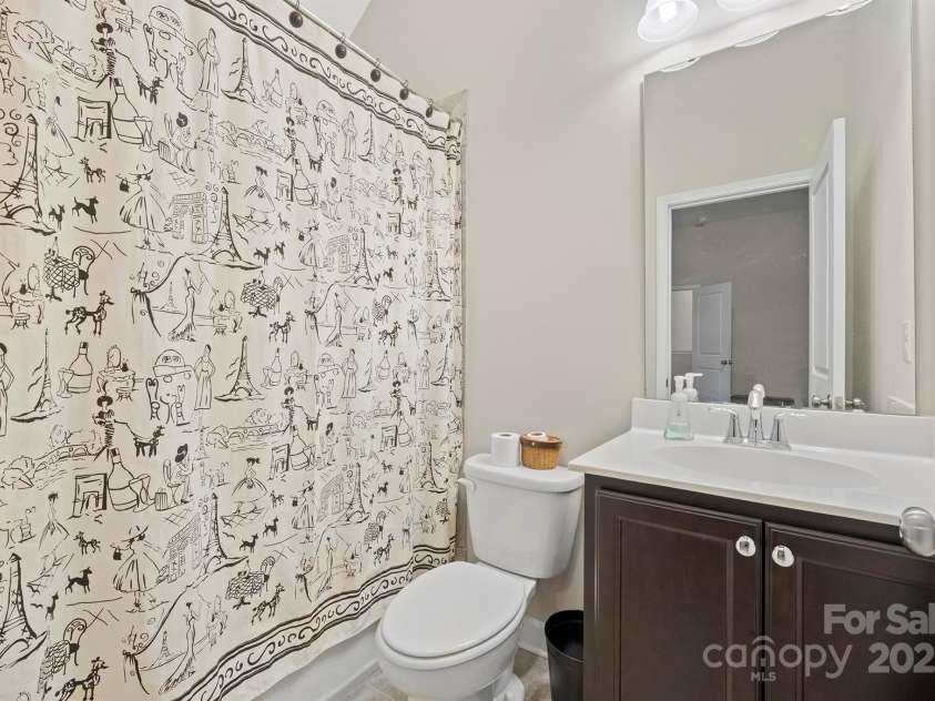 13044 Fen Court, Huntersville, NC 28078.  MLS# CAR4244817, YatesRealty ID 15813. 3rd floor full bathroom