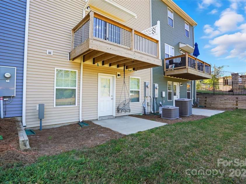 7011 Jane Parks Way, Charlotte, NC 28217.  MLS# CAR4309126, YatesRealty ID 15815. Back Porch and Yard