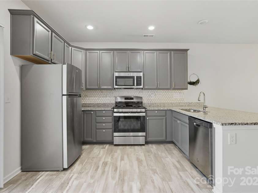 7011 Jane Parks Way, Charlotte, NC 28217.  MLS# CAR4309126, YatesRealty ID 15815. Kitchen