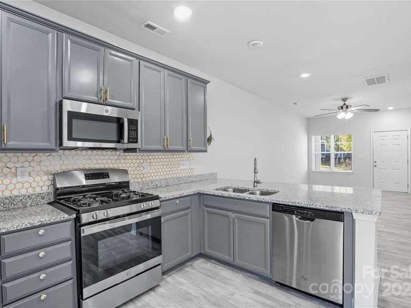 7011 Jane Parks Way, Charlotte, NC 28217.  MLS# CAR4309126, YatesRealty ID 15815. Kitchen