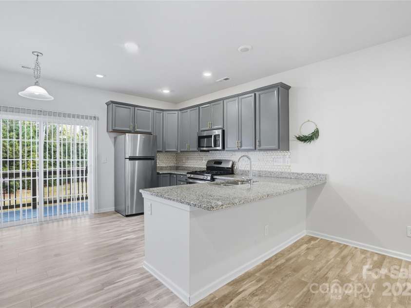 7011 Jane Parks Way, Charlotte, NC 28217.  MLS# CAR4309126, YatesRealty ID 15815. Large open countertop