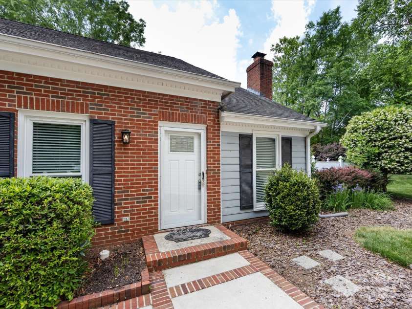 2502 Breuster Drive, Charlotte, NC 28210.  MLS# CAR4252754, YatesRealty ID 15818. 