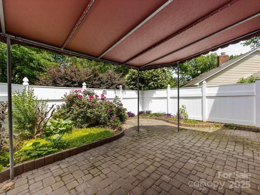 2502 Breuster Drive, Charlotte, NC 28210.  MLS# CAR4252754, YatesRealty ID 15818. 