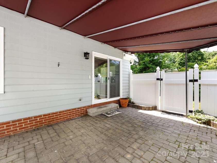 2502 Breuster Drive, Charlotte, NC 28210.  MLS# CAR4252754, YatesRealty ID 15818. 