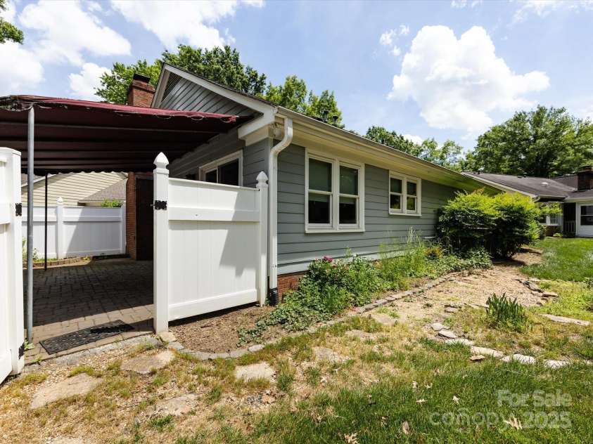 2502 Breuster Drive, Charlotte, NC 28210.  MLS# CAR4252754, YatesRealty ID 15818. 