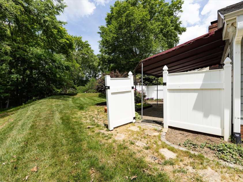 2502 Breuster Drive, Charlotte, NC 28210.  MLS# CAR4252754, YatesRealty ID 15818. 