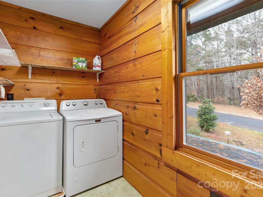 902 Coldwater Court, Concord, NC 28025.  MLS# CAR4165163, YatesRealty ID 1582. Large Laundry Room