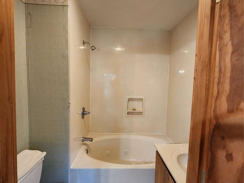 902 Coldwater Court, Concord, NC 28025.  MLS# CAR4165163, YatesRealty ID 1582. Primary Bath