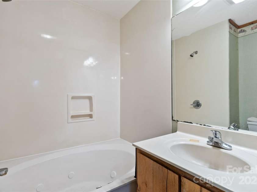 902 Coldwater Court, Concord, NC 28025.  MLS# CAR4165163, YatesRealty ID 1582. Primary Bath with Soaking Tub