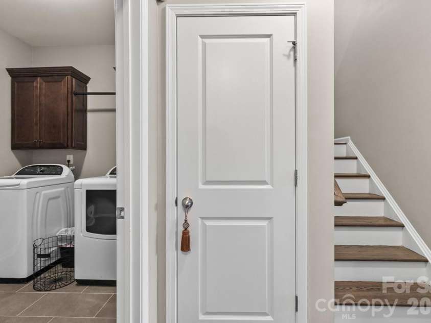 3270 Kelsey Plaza, Kannapolis, NC 28081.  MLS# CAR4370517, YatesRealty ID 15822. Main level laundry