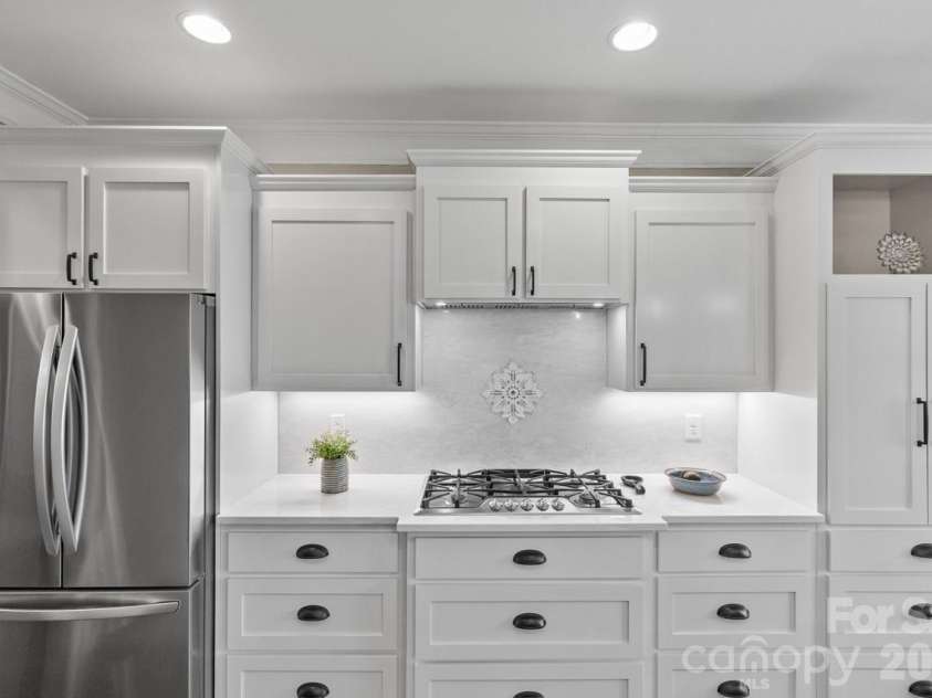 3270 Kelsey Plaza, Kannapolis, NC 28081.  MLS# CAR4370517, YatesRealty ID 15822. Quartz counters and backsplash