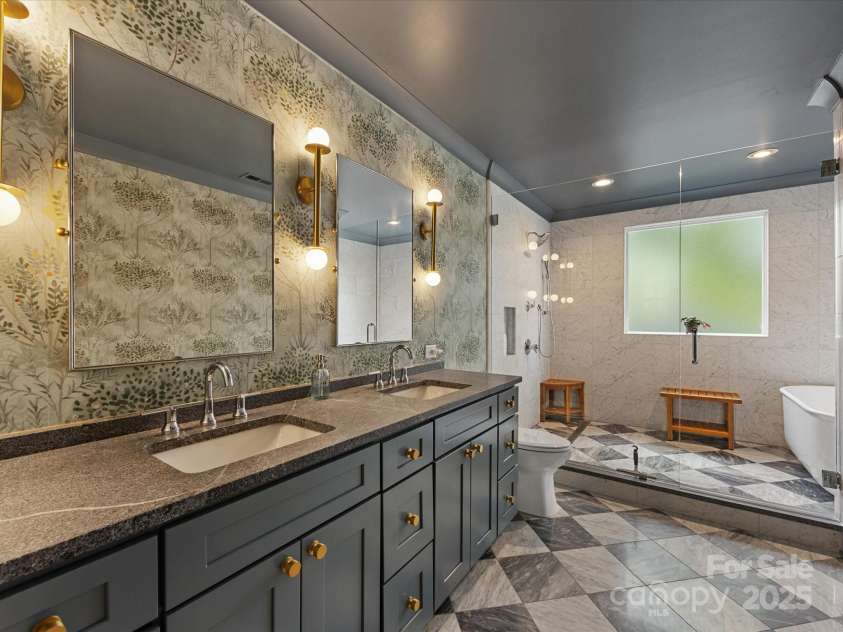 1614 Brook Road, Charlotte, NC 28205.  MLS# CAR4250805, YatesRealty ID 15823. Primary Bath