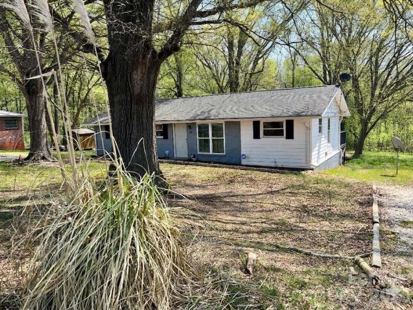 108 York Park Street, York, SC 29745.  MLS# CAR4371315, YatesRealty ID 15825. 