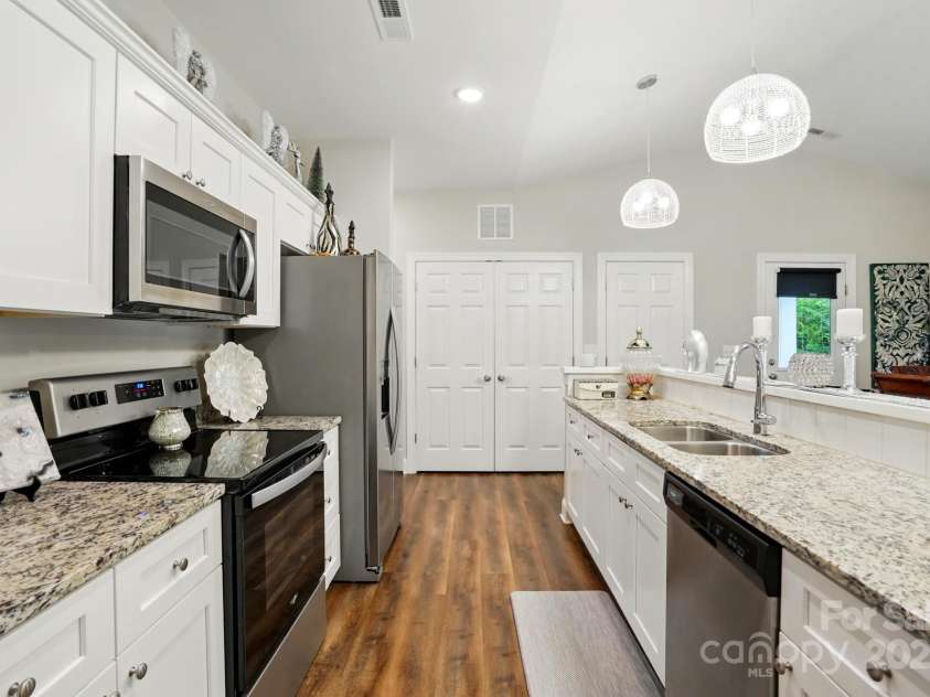 204 Craig Street, Mount Holly, NC 28120.  MLS# CAR4263380, YatesRealty ID 15826. Kitchen