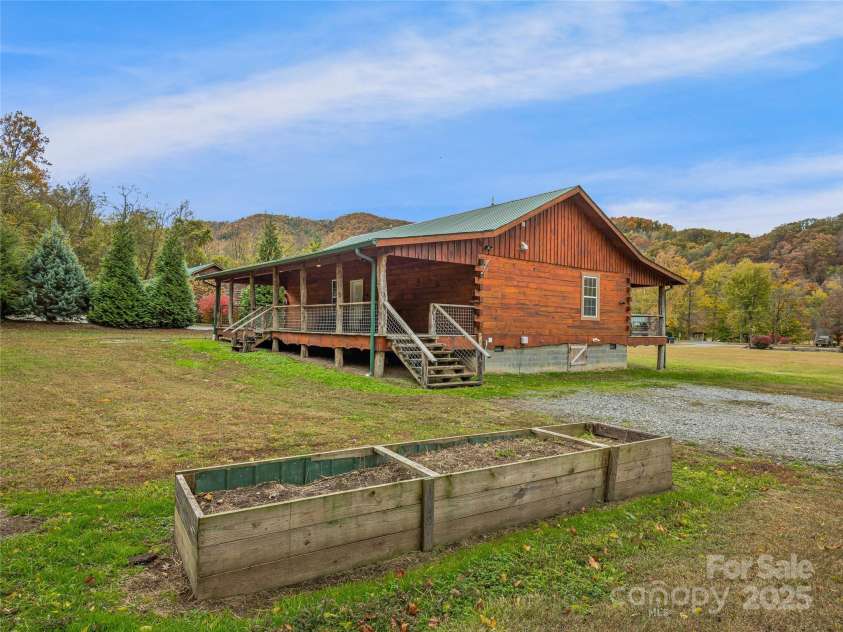 1640, 1641, 1642 River Road, Hot Springs, NC 28743.  MLS# CAR4318441, YatesRealty ID 1583. Cabin #2