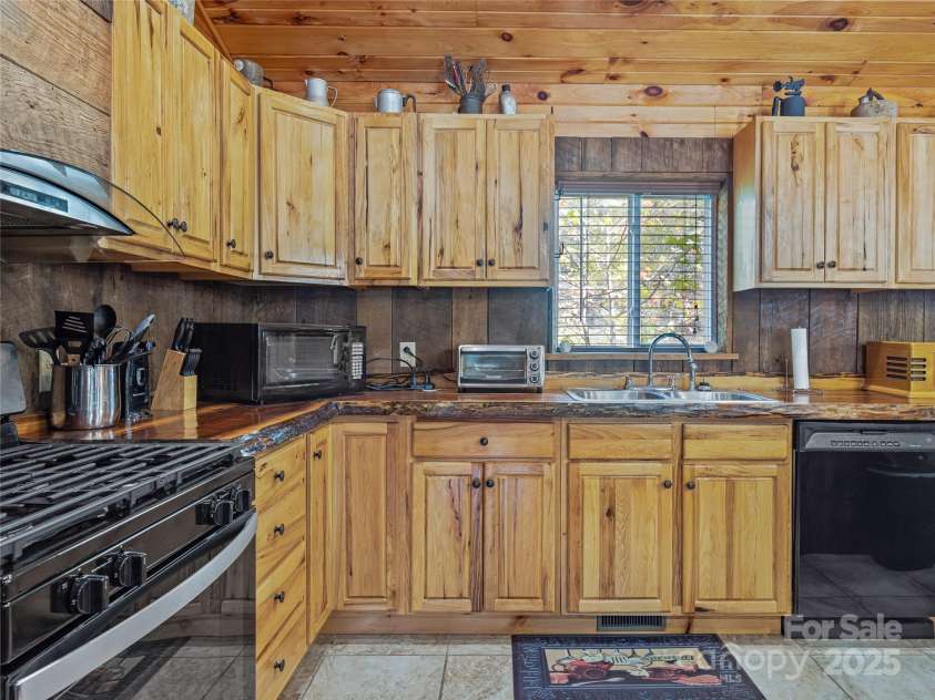 1640, 1641, 1642 River Road, Hot Springs, NC 28743.  MLS# CAR4318441, YatesRealty ID 1583. Cabin #3