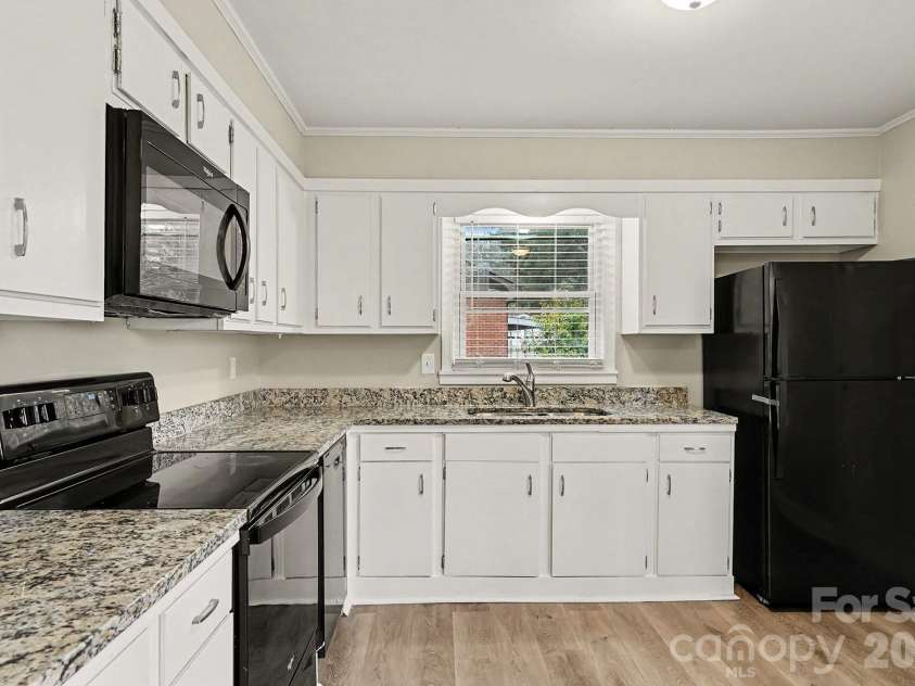 5931 Amity Place, Charlotte, NC 28212.  MLS# CAR4342901, YatesRealty ID 15830. 