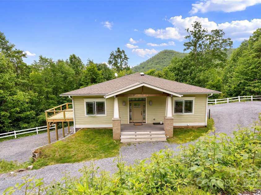 9 Gazebo Trail, Clyde, NC 28721.  MLS# CAR4261341, YatesRealty ID 15830. 