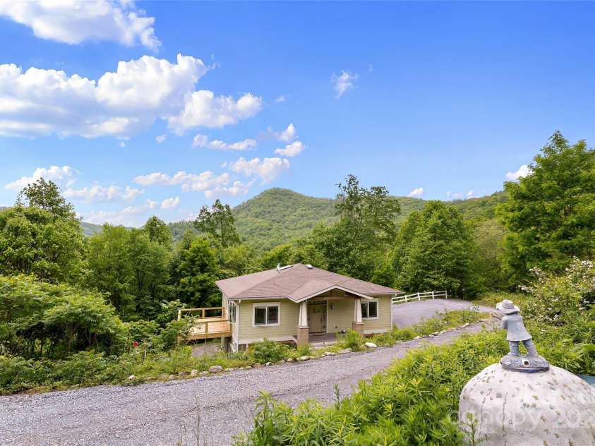 9 Gazebo Trail, Clyde, NC 28721.  MLS# CAR4261341, YatesRealty ID 15830. 