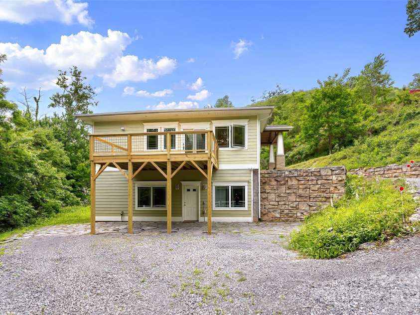 9 Gazebo Trail, Clyde, NC 28721.  MLS# CAR4261341, YatesRealty ID 15830. 