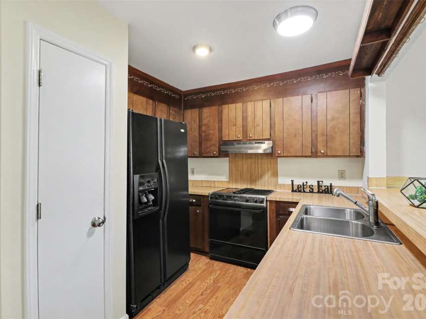 11324 Vista Canyon Drive, Charlotte, NC 28226.  MLS# CAR4360752, YatesRealty ID 15833. 