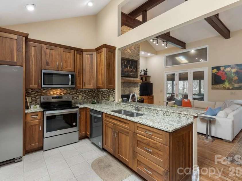 174 Garnet Rock Trail, Highlands, NC 28741.  MLS# CAR4365412, YatesRealty ID 15834. Stainless Steel Appliances
