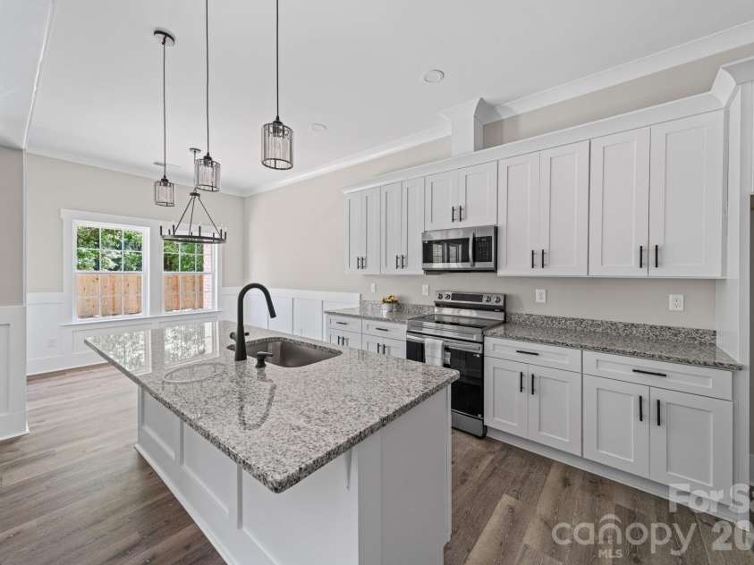 5121 Morningwood Drive, Matthews, NC 28105.  MLS# CAR4367917, YatesRealty ID 15835. 