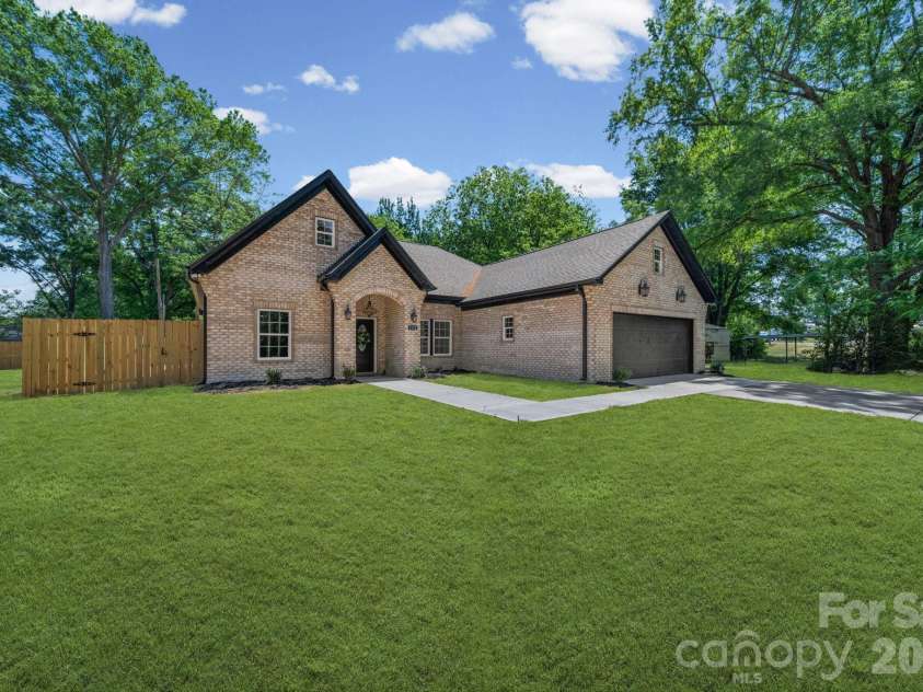 5121 Morningwood Drive, Matthews, NC 28105.  MLS# CAR4367917, YatesRealty ID 15835. 