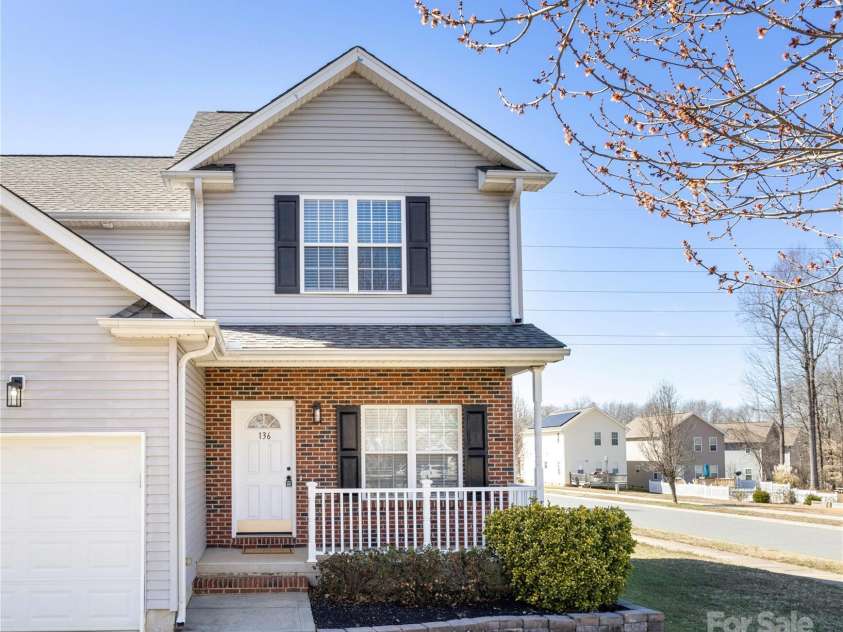 136 Ridge Bluff Road, Mooresville, NC 28115.  MLS# CAR4231762, YatesRealty ID 15836. 